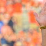 Tommy Tuberville Trolls Alabama Holding Up Six Fingers at 2004 Auburn Reunion